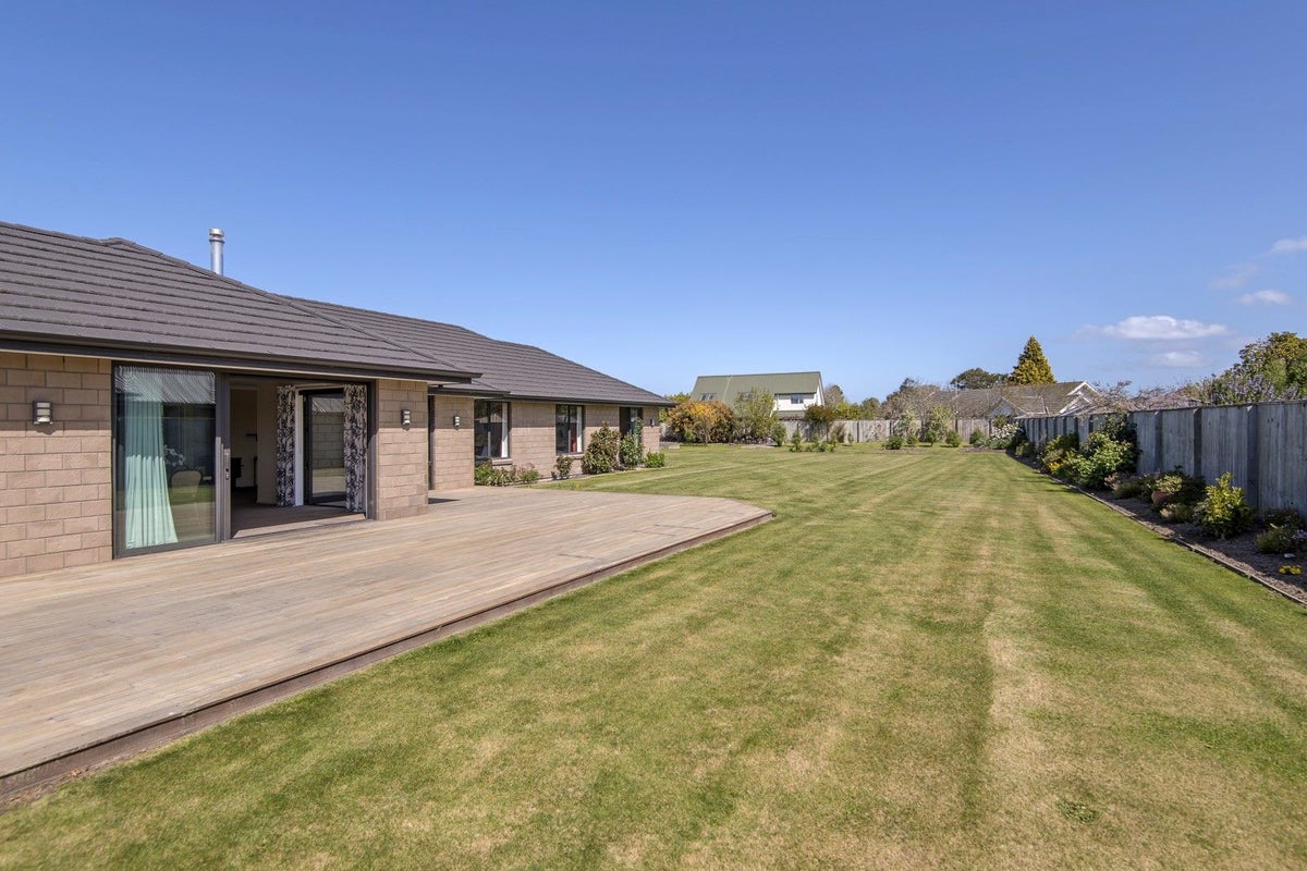 17 Stables Drive, Lincoln, Lincoln - Carousel 1