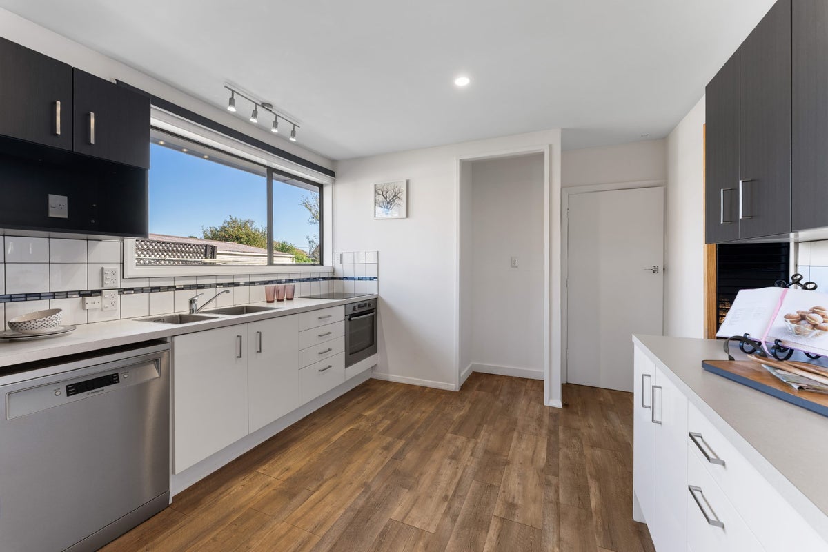 17 Digby Place, Bromley, Christchurch - Carousel 2