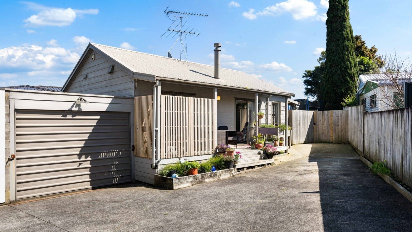 4B Fernleigh Avenue, Waiuku, Waiuku - Carousel 1