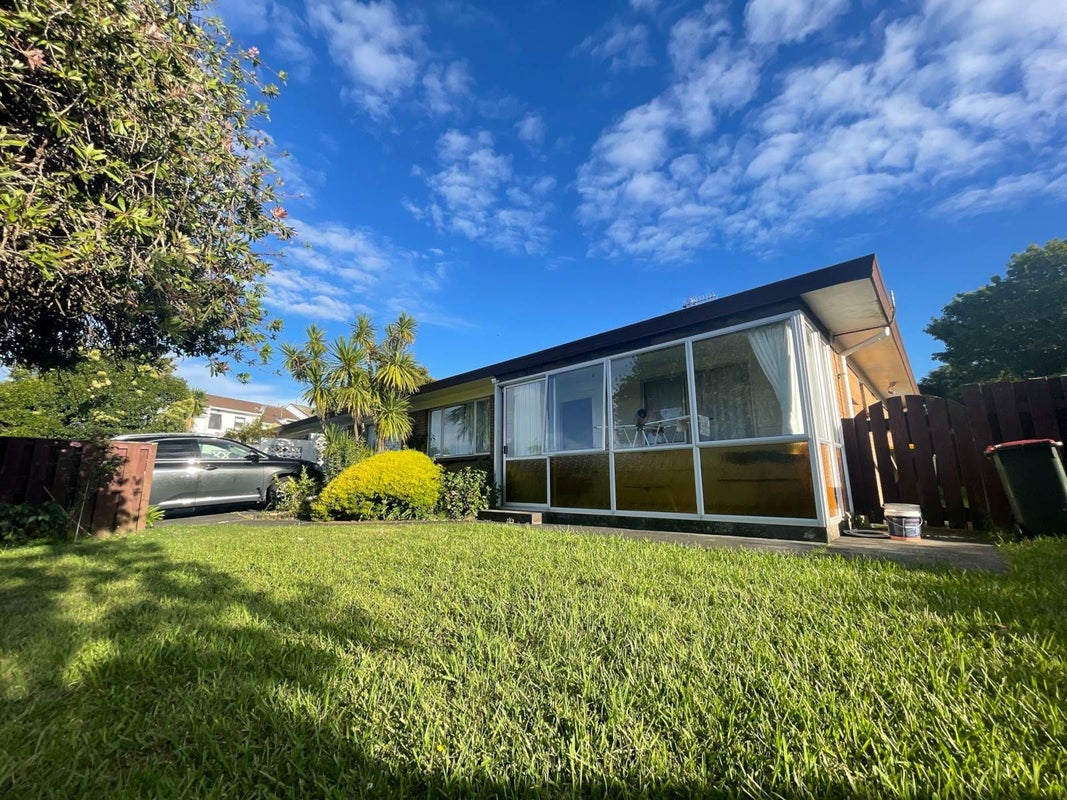 1/5 Vivian Wilson Drive, Eastern Beach, Auckland - Carousel 1