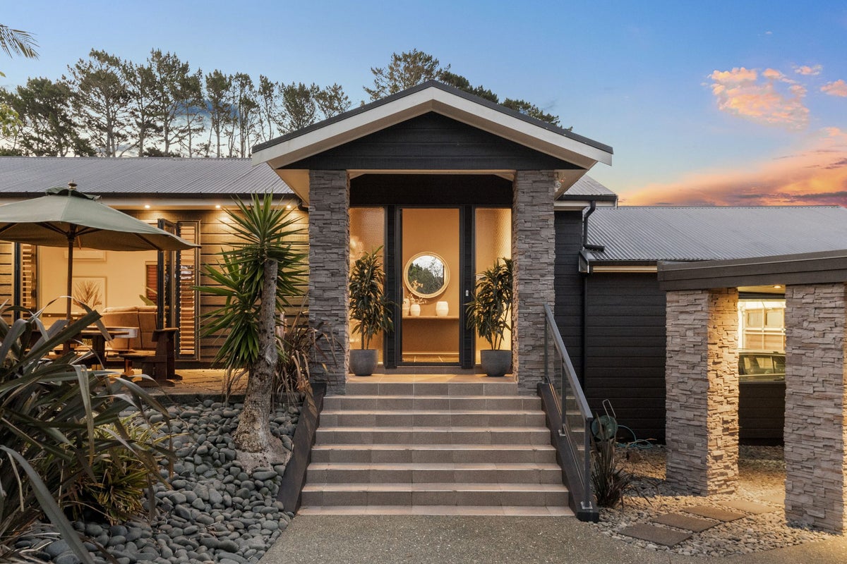 97 Shaw Road, Oratia, Auckland - Carousel 1