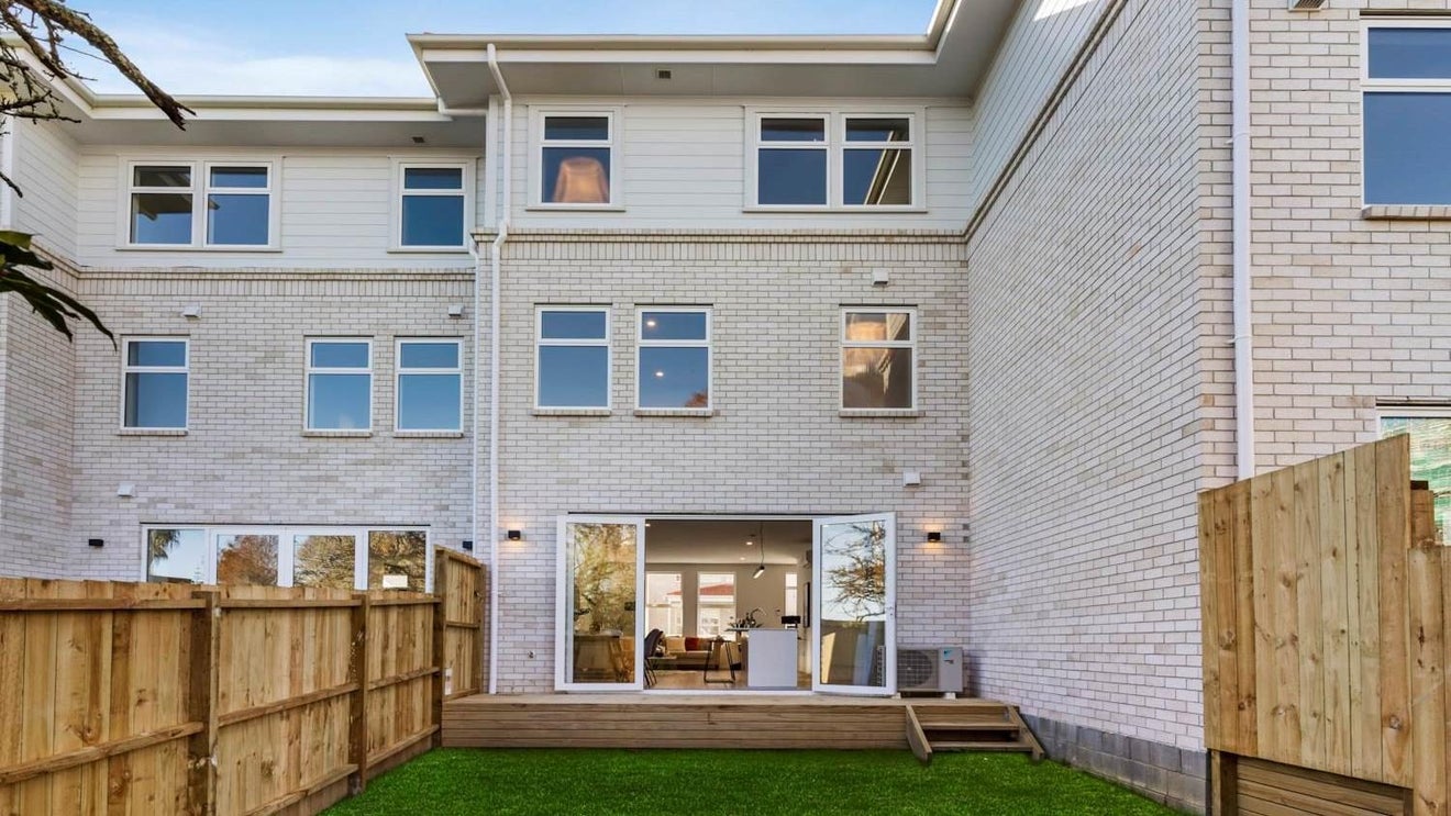 15 Highbury Bypass, Birkenhead, Auckland - Carousel 1
