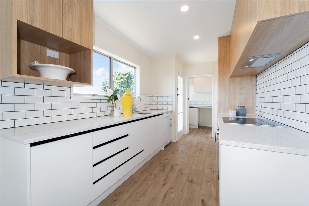 20 Doone Place, Massey, Auckland - Carousel 1