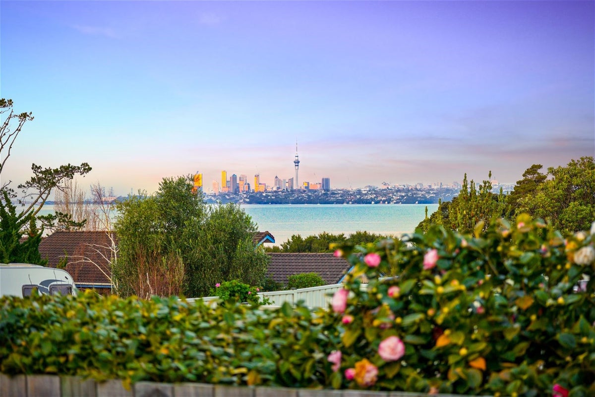 33 Spinnaker Drive, Te Atatu Peninsula, Auckland - Carousel 1