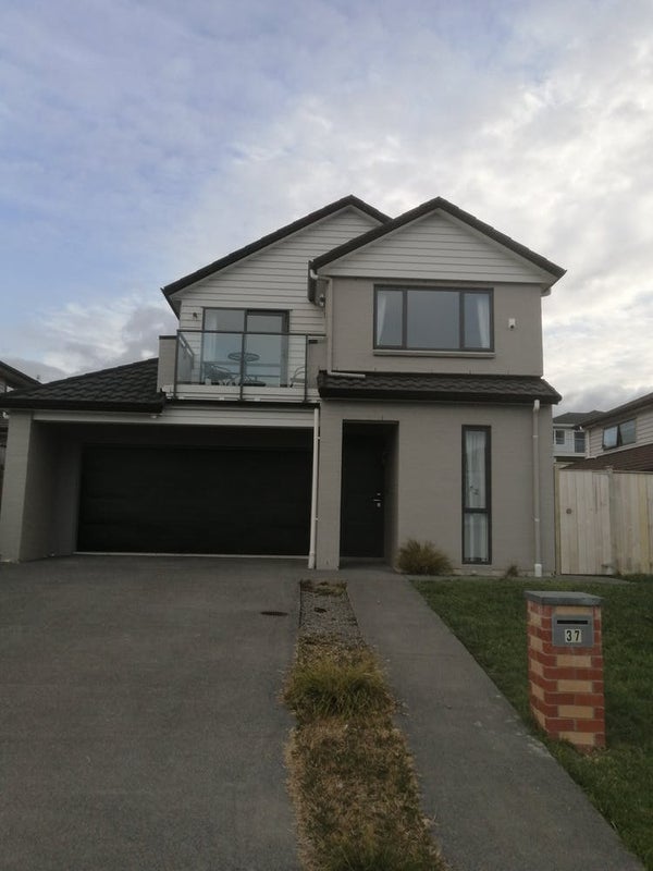 37 Thistle Close, Beachlands, Auckland - Carousel 1