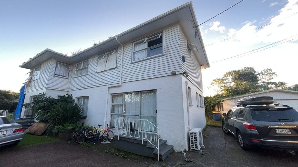 5 Taupo Street, Green Bay, Auckland - Carousel 1