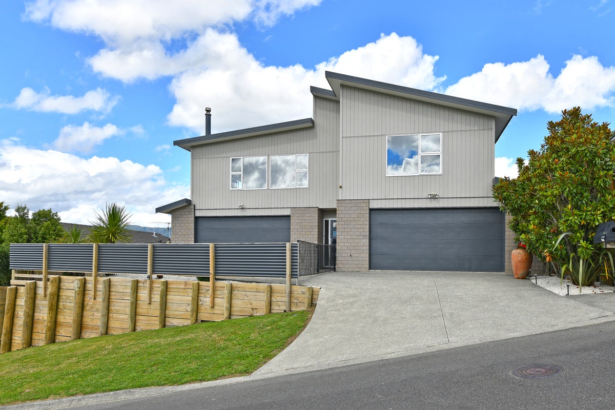 41 Seymour Grove, Kingsley Heights, Upper Hutt - Carousel 1