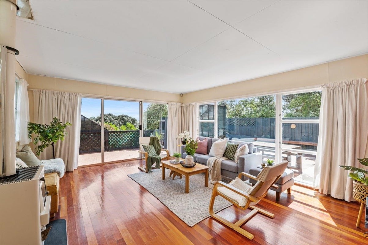 17 Hughes Street, Waikanae Beach, Waikanae - Carousel 2