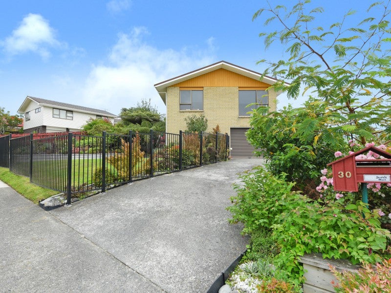 30 Seymour Grove, Kingsley Heights, Upper Hutt - Carousel 1