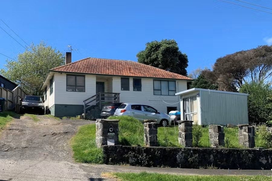 22 Clairville Crescent, Wai o Taiki Bay, Auckland - Carousel 1