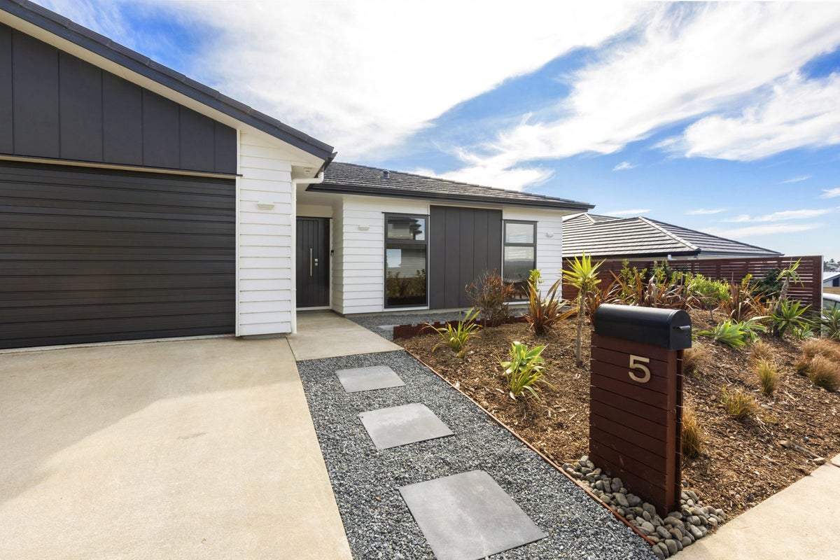 5 Boeing Way, Newlands, Wellington - Carousel 1