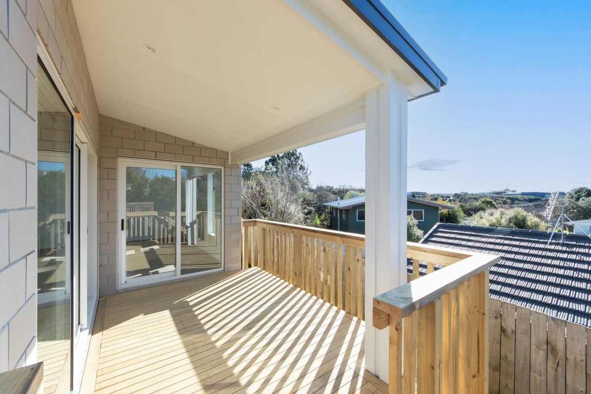 5E Quiet Street, Te Atatu South, Auckland - Carousel 2