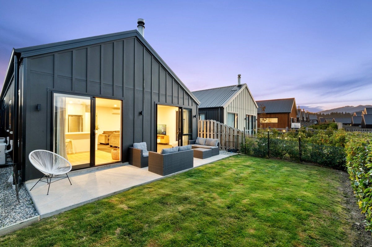 25 Cairnmuir Street, Wanaka - Carousel 2