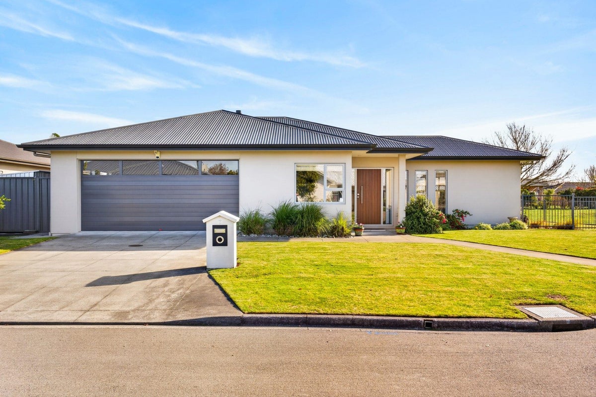 7 Donald Place, Frimley, Hastings - Carousel 1