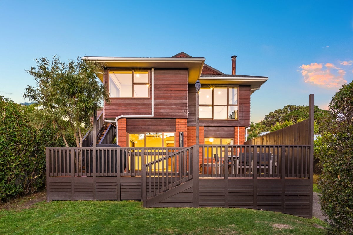 8 Pukerua Beach Road, Pukerua Bay, Porirua - Carousel 1
