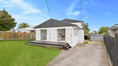 11 Drome View Place, Beach Haven, Auckland - Carousel 1