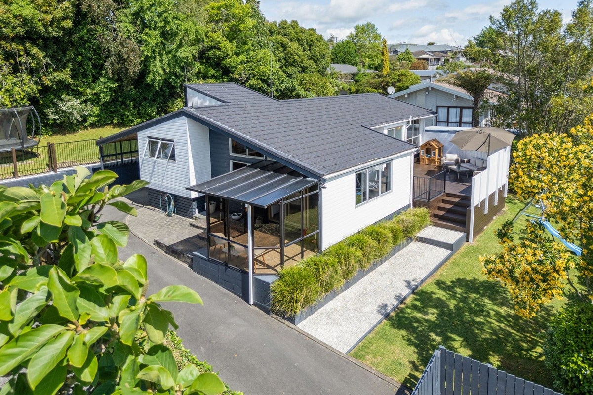 17 Hazelwood Avenue, Dinsdale, Hamilton - Carousel 1