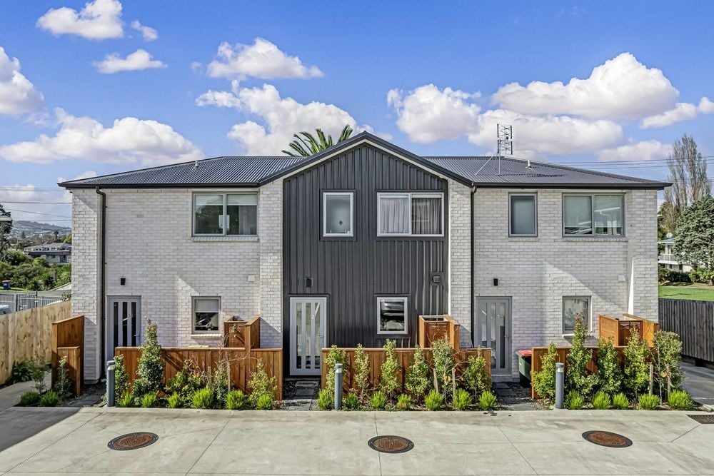 2/24 Kelwyn Road, Kelston, Auckland - Carousel 1