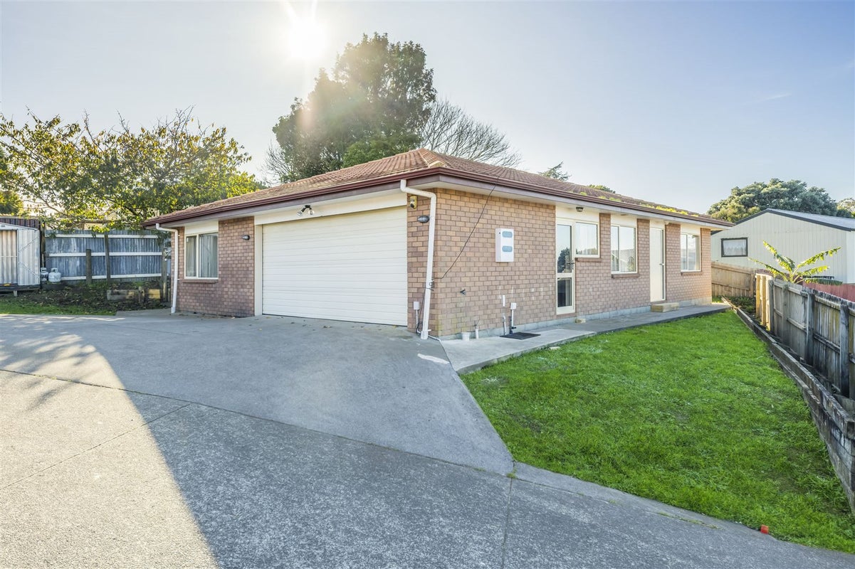 92 Robert Skelton Place, Clendon Park, Auckland - Carousel 1