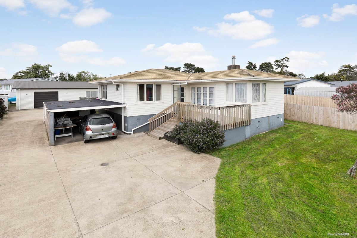 6 Maybelle Place, Kelston, Auckland - Carousel 1