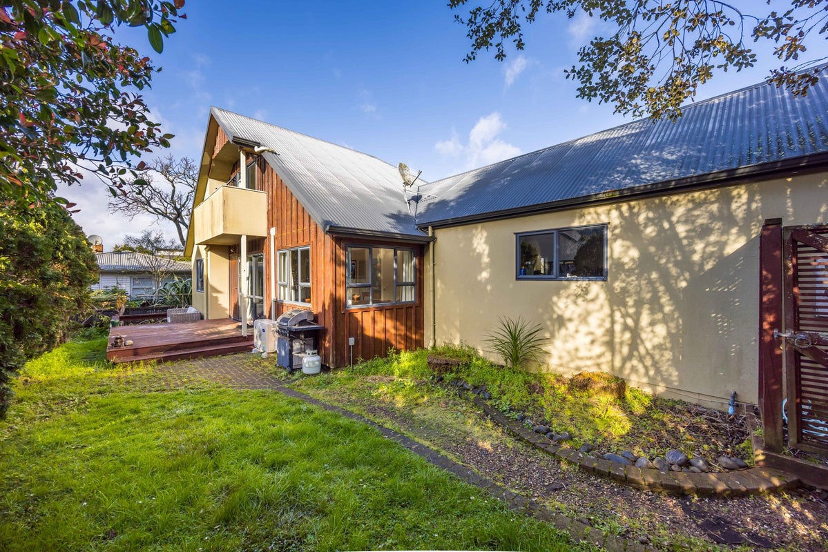 2/34 Owairaka Avenue, Owairaka, Auckland - Carousel 1