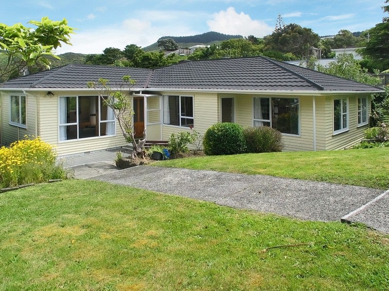 1 Kiwi Crescent, Tawa, Wellington - Carousel 1
