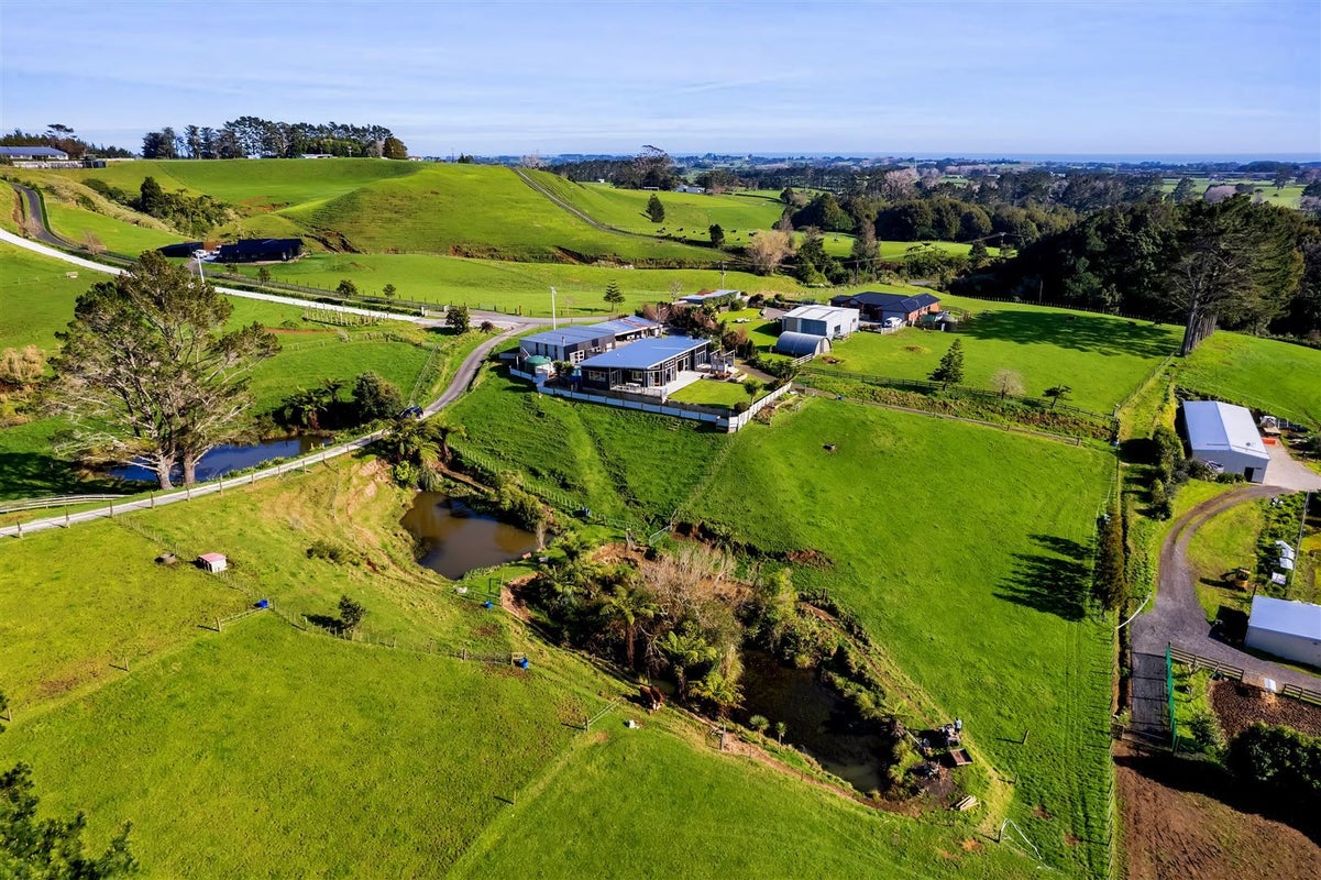 81 Clearview Road, Lepperton, New Plymouth - Carousel 46