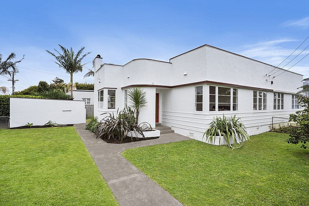 2 Wainui Avenue, Point Chevalier, Auckland - Carousel 1