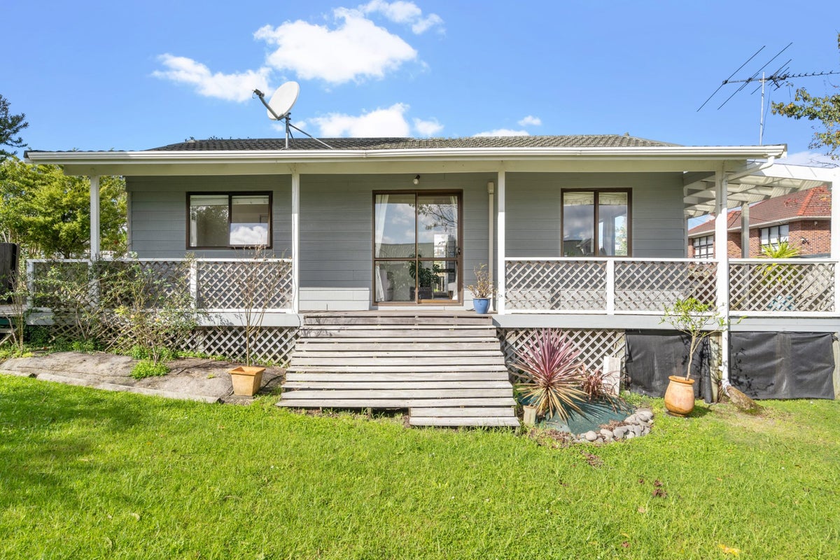 1/37 View Road, Henderson, Auckland - Carousel 1
