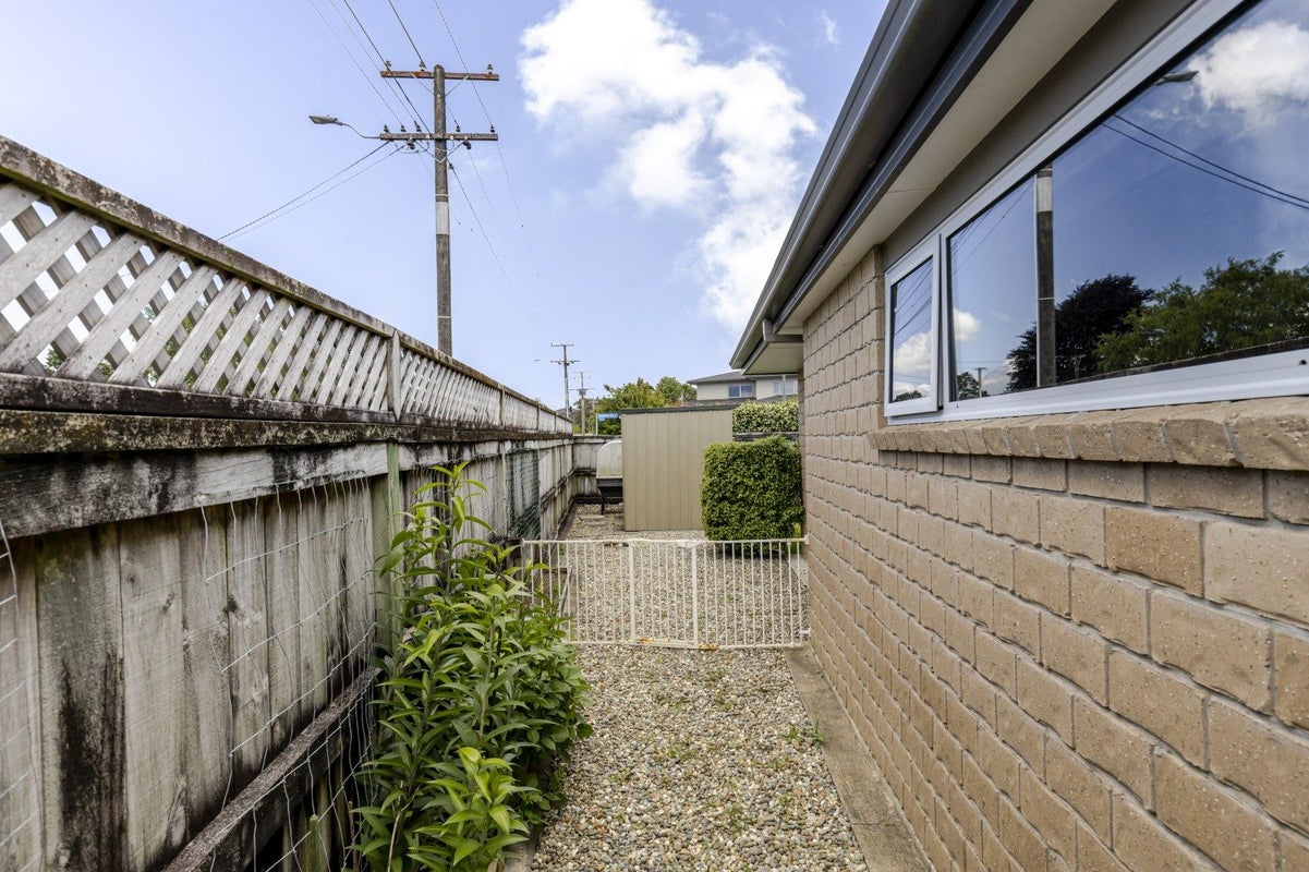 2 Oakwood Drive, Highlands Park, New Plymouth - Carousel 35