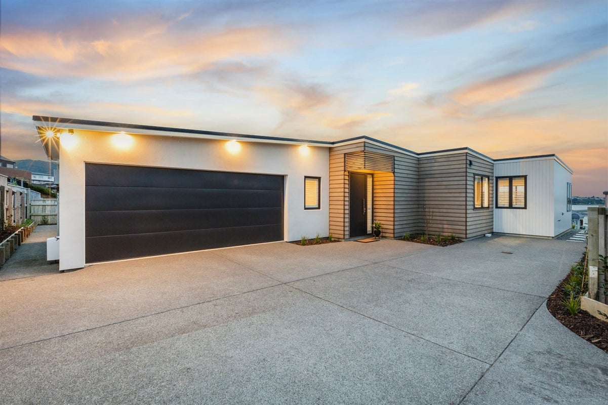 8 Ken Douglas Drive, Aotea, Porirua - Carousel 1