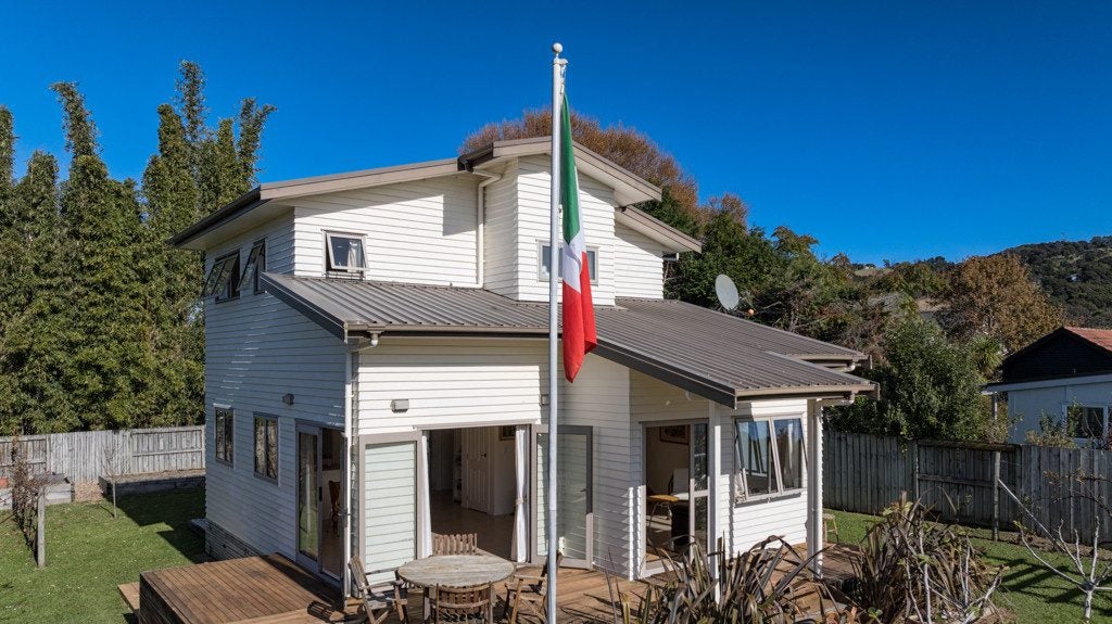 9 Nikau Road, Oneroa, Waiheke Island - Carousel 1