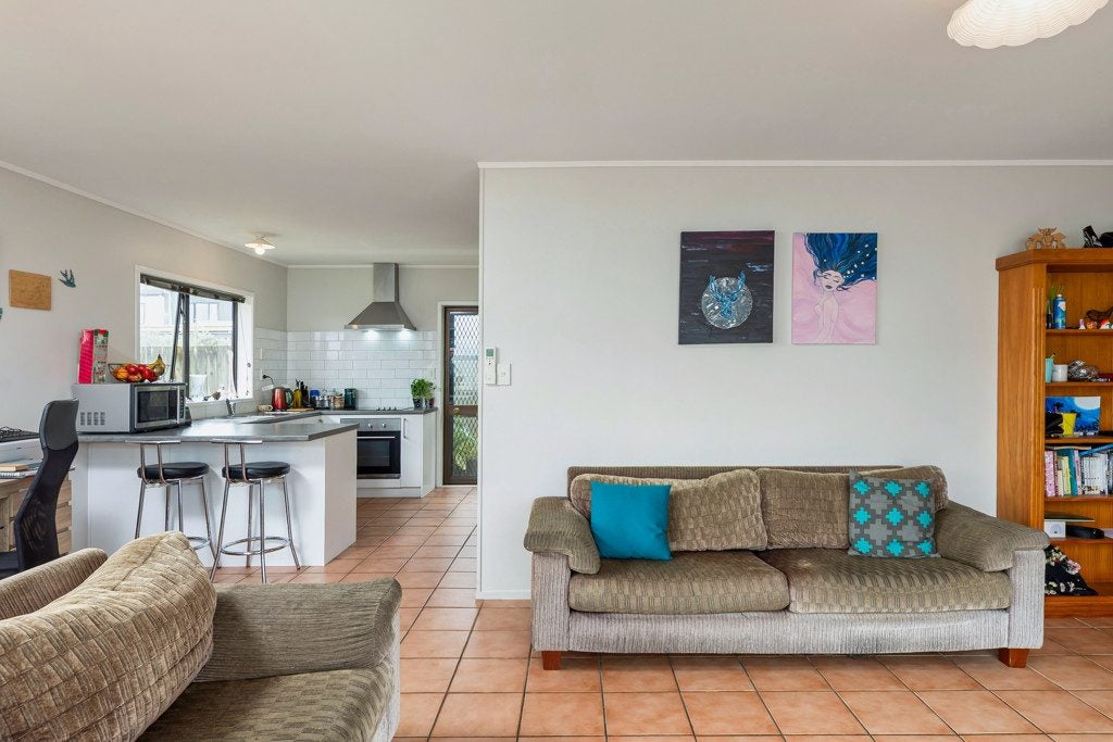 3/6 Harding Avenue, Te Atatu South, Auckland - Carousel 2