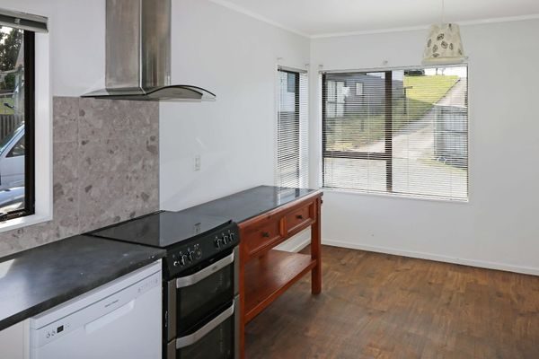 16A JASMINE GRove, MAUNGARAKI, LOWER HUTT - Carousel 12