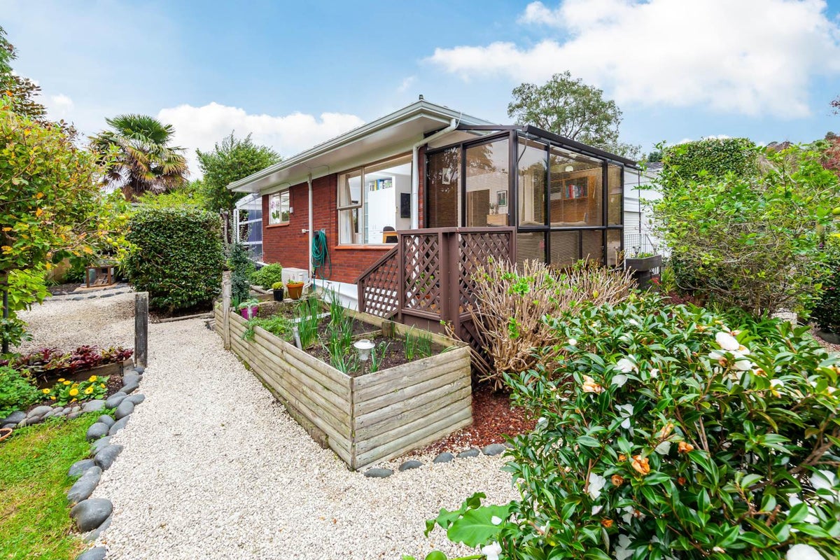 2/3 Tallington Crescent, Torbay, Auckland - Carousel 1