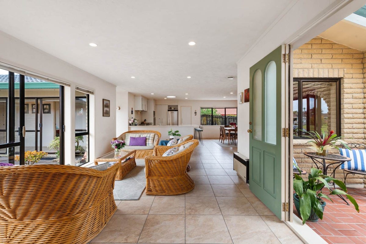 3 Cadenza Place, Conifer Grove, Takanini - Carousel 2