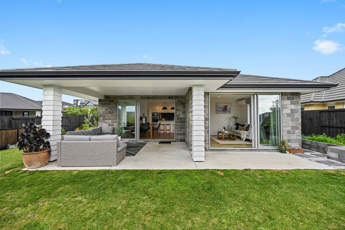 18 Drower Glen, Flagstaff, Hamilton - Carousel 1