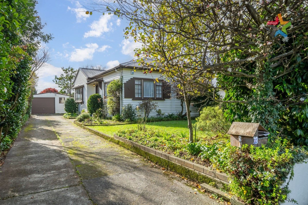15 Waikare Avenue, Waiwhetu, Lower Hutt - Carousel 1