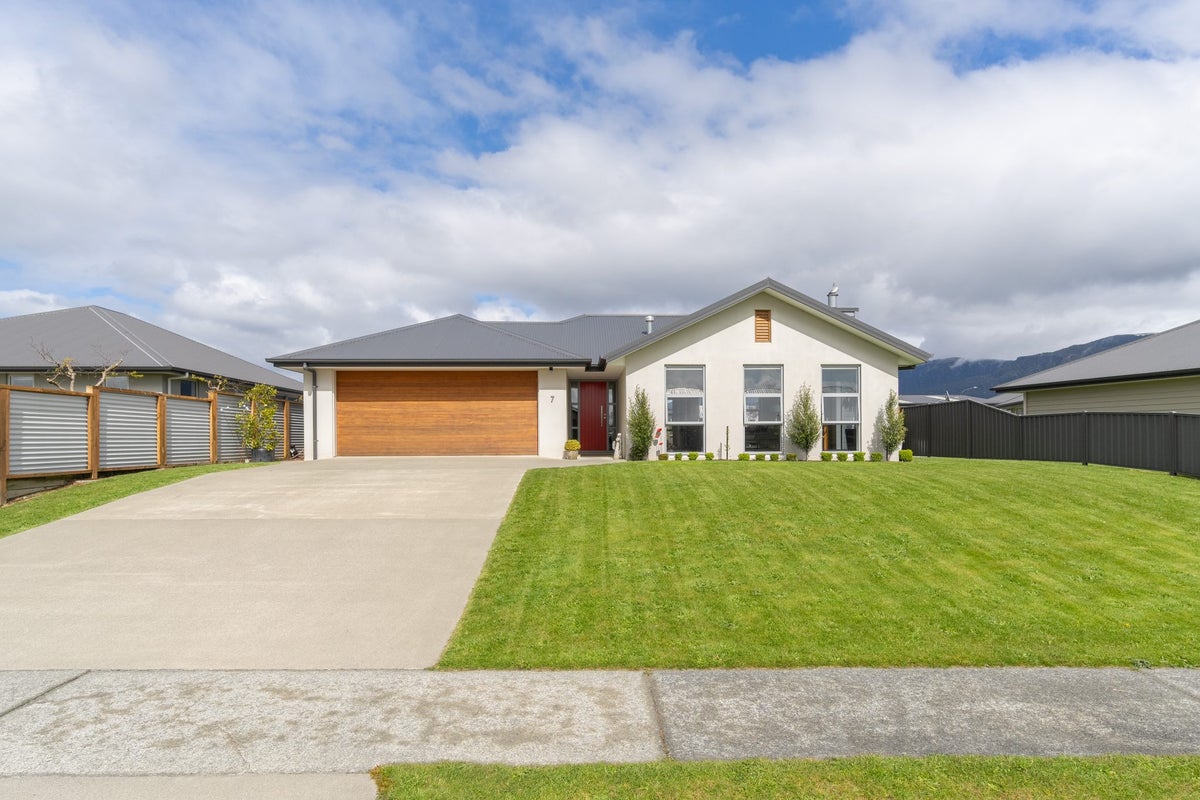 7 Hidden Lakes Avenue, Te Anau, Te Anau - Carousel 2