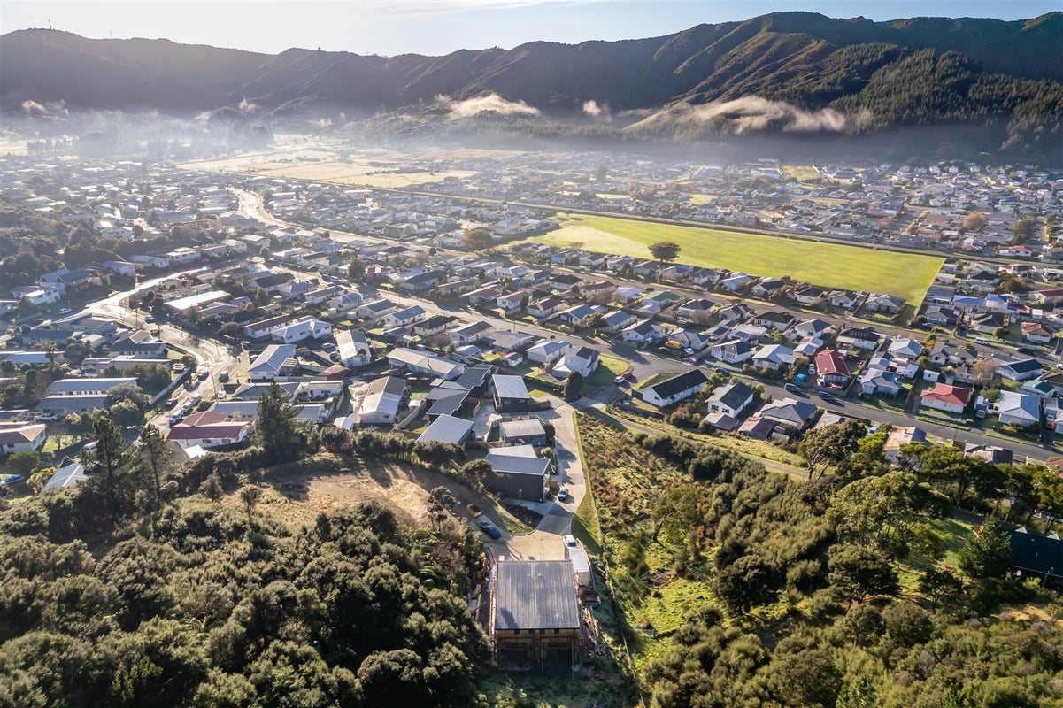 2A HASTINGS GR, ARAKURA, WAINUIOMATA - Carousel 24