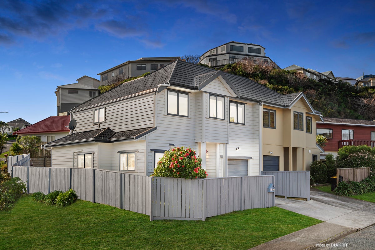 55 Woodhouse Avenue, Karori, Wellington - Carousel 1