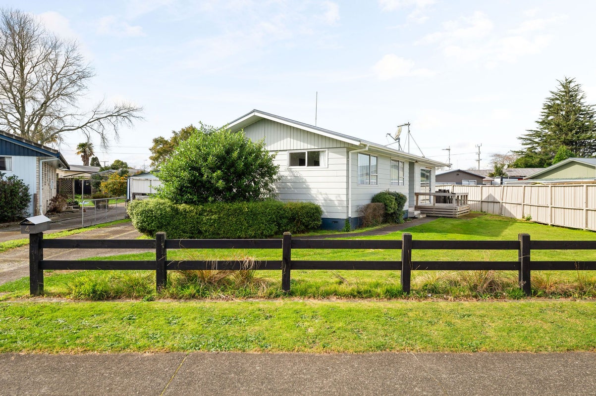 4 Elmwood Crescent, Pukete, Hamilton - Carousel 1