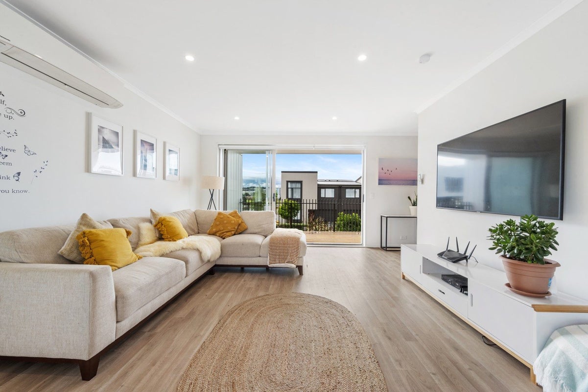 22 Horo Road, Flat Bush, Auckland - Carousel 1
