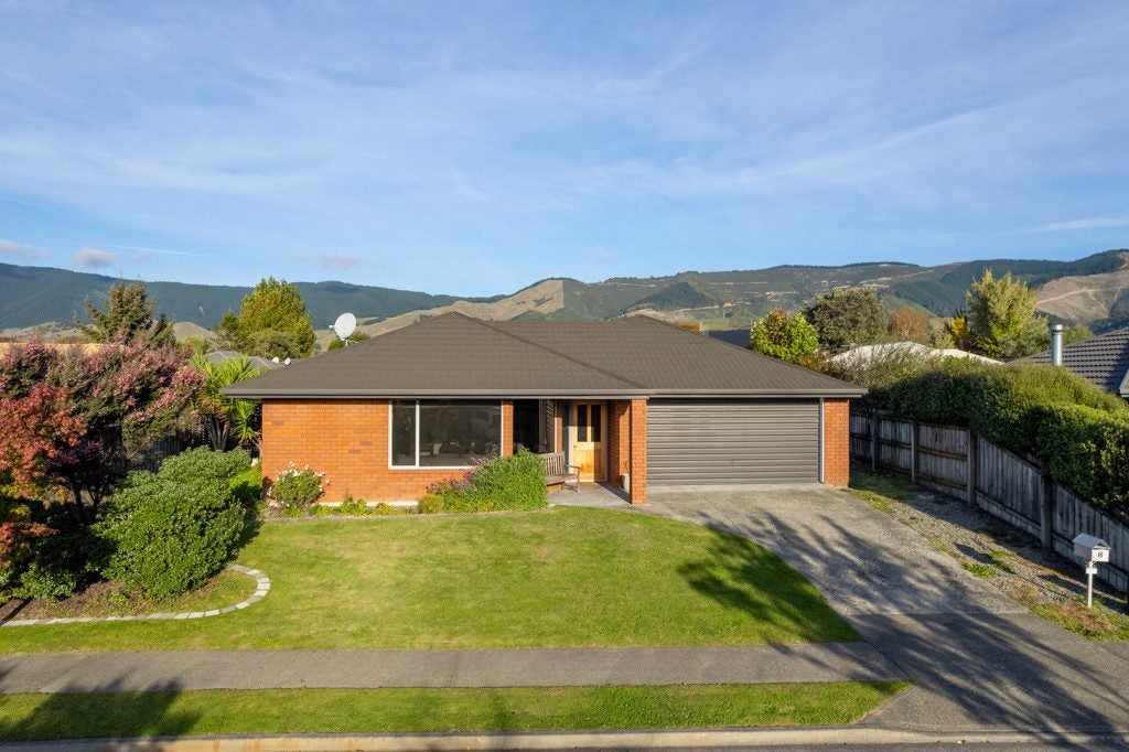 8 Maple Crescent, Richmond - Carousel 1