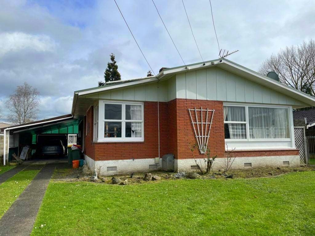 33 Regent Street, Silverdale, Hamilton - Carousel 1