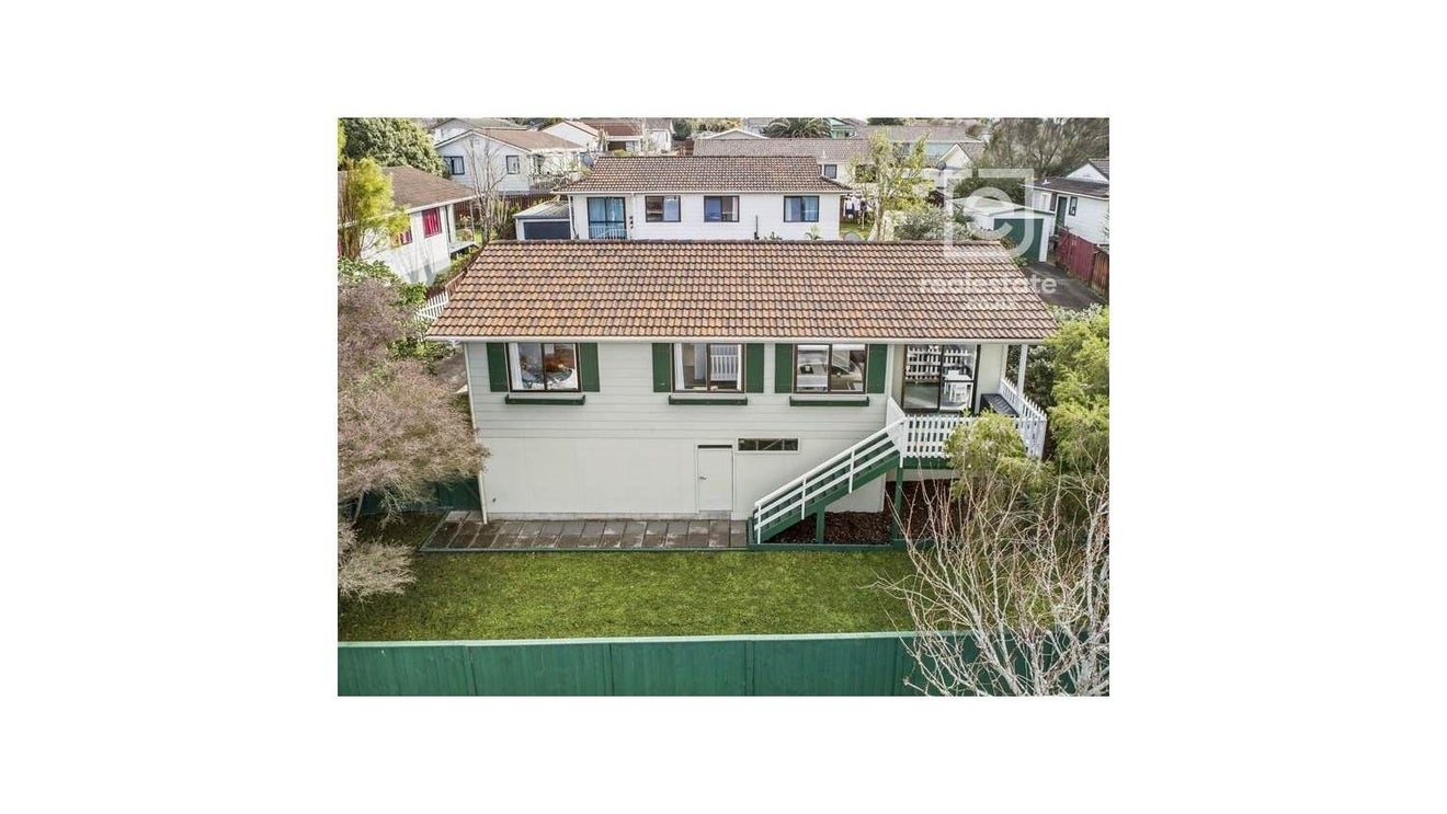 15 Chislehurst Street, Henderson, Auckland - Carousel 1
