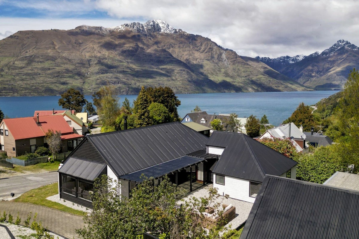 24 Williams Street, Sunshine Bay, Queenstown - Carousel 1