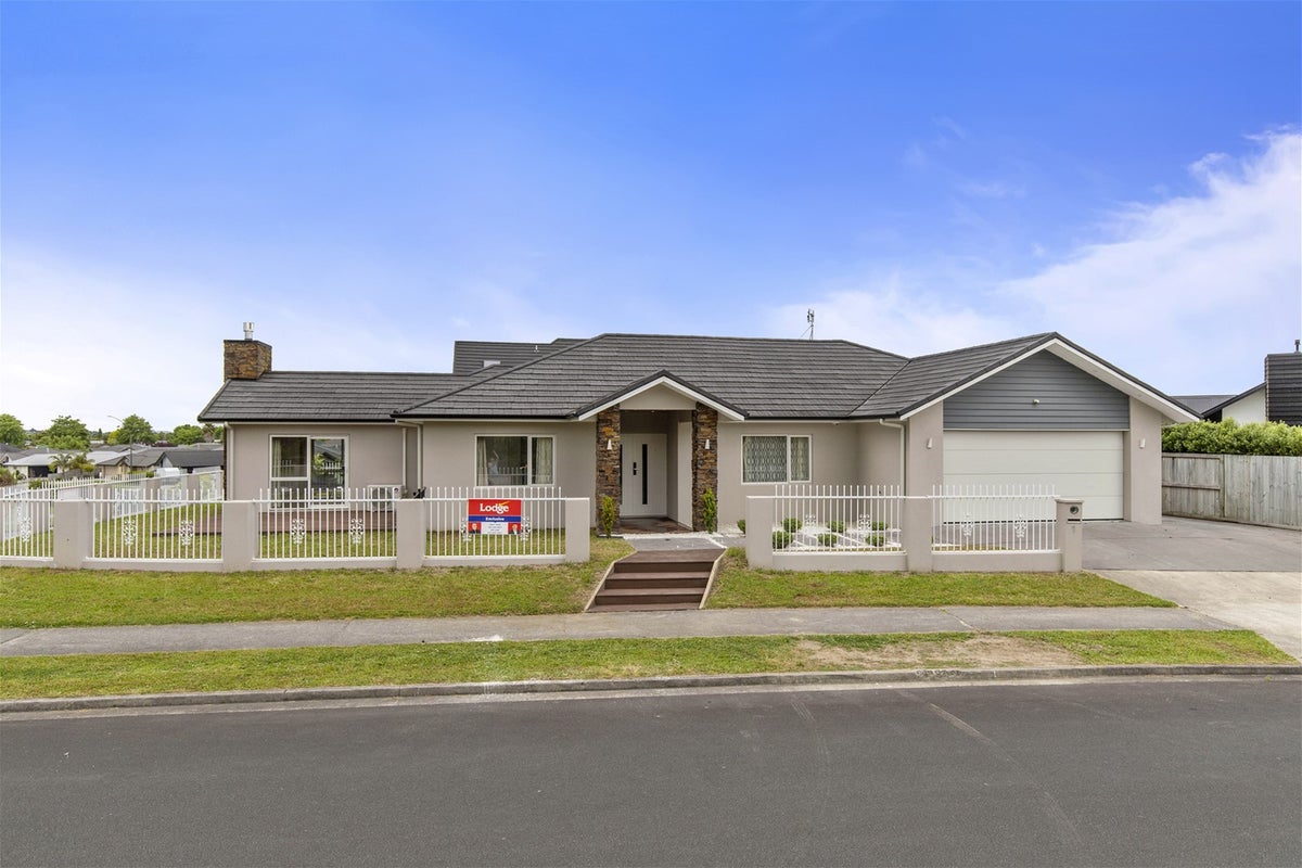 1 Mataroa Crescent, Flagstaff, Hamilton - Carousel 1