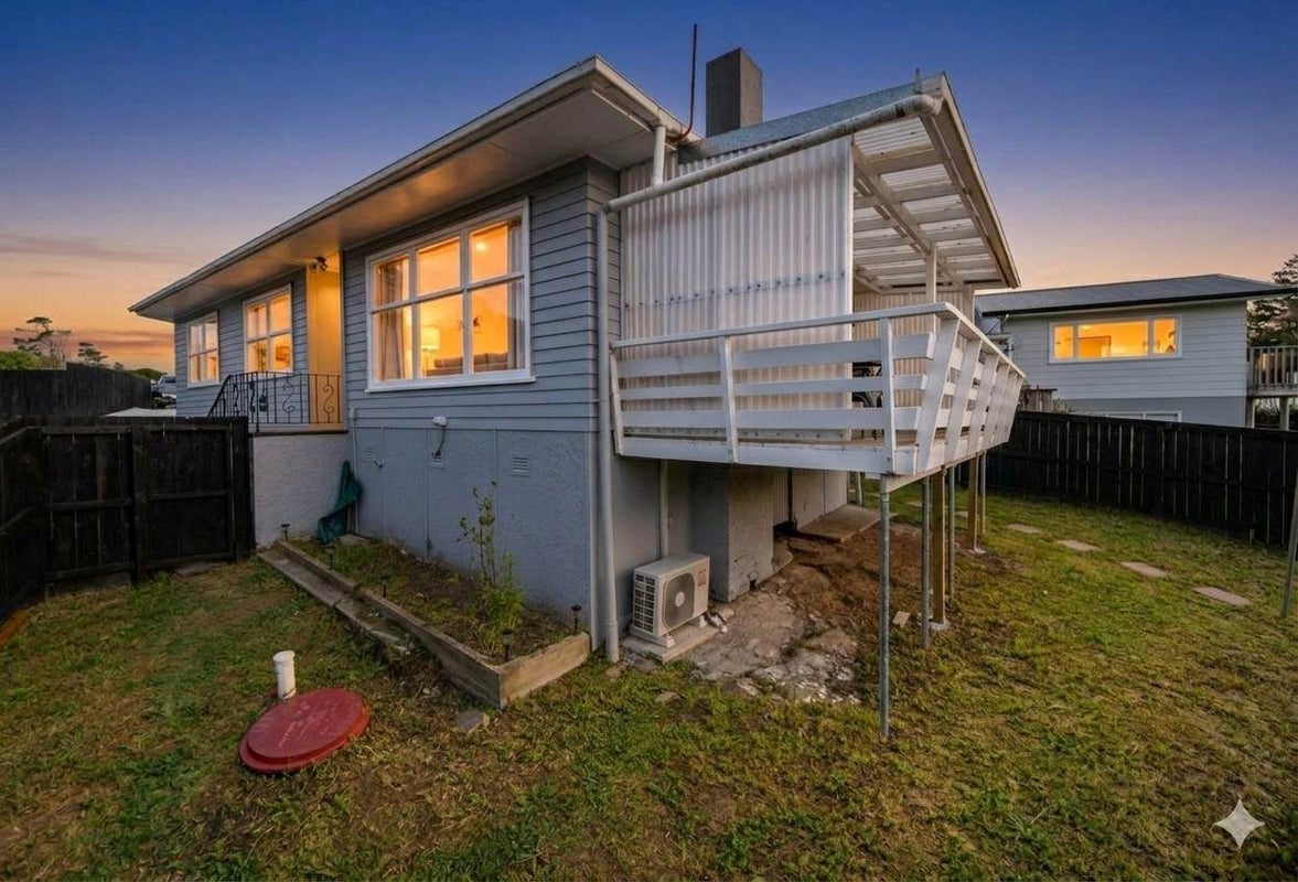 16 La Rosa Street, Green Bay, Auckland - Carousel 2
