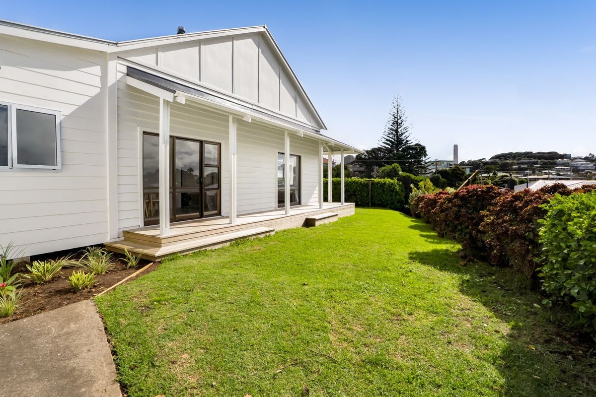 15E Rospeath Crescent, Spotswood, New Plymouth - Carousel 2